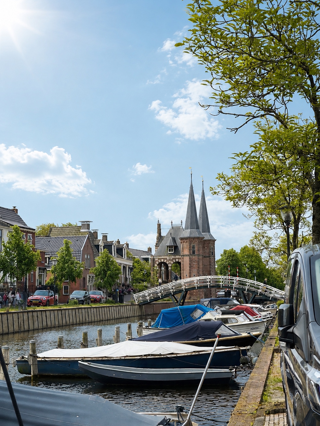 Eigen foto van de Waterpoort in Sneek, met de witte brug en boten op de voorgrond.