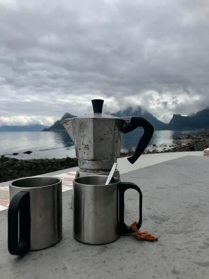 Foto van zelfgezette koffie op een parkeerplaats in Noorwegen