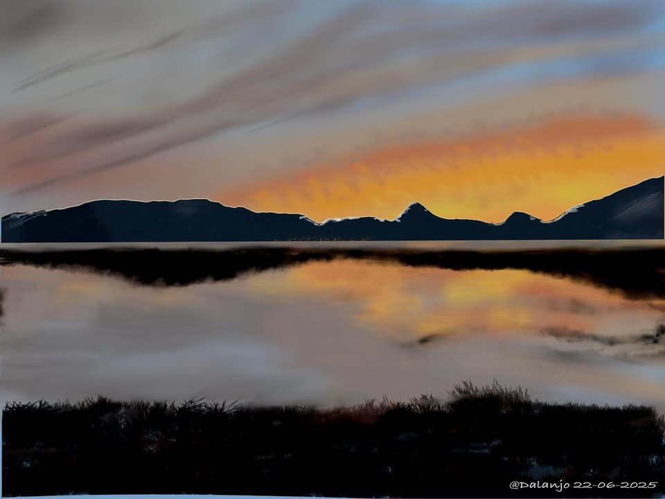 Tekening van donkere bergen en hun weerspiegeling in het water onder een oranje lucht.