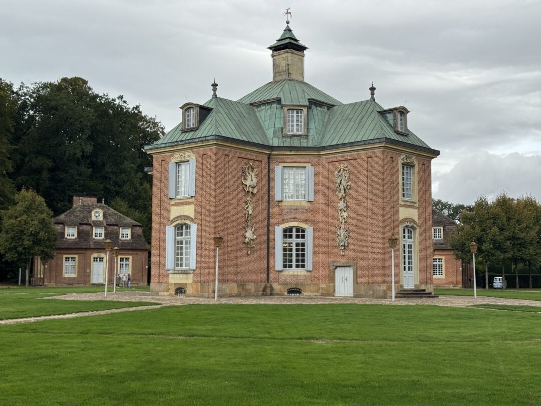 Schloss Clemenswerth met rode bakstenen, groen dak en lichte luiken