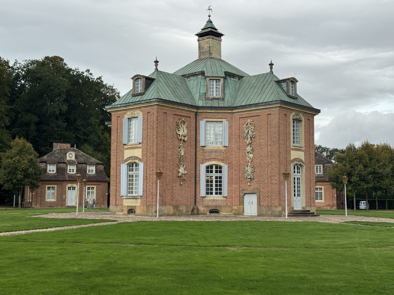 Schloss Clemenswerth met rode bakstenen, groen dak en lichte luiken